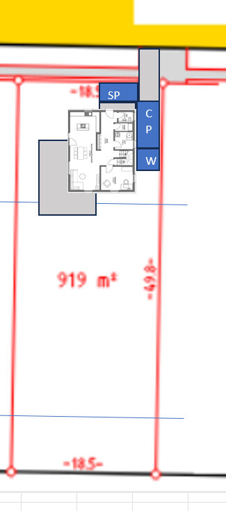 Lageplan eines Grundstücks mit Gebäudeeinheit, rote Grenzlinien, blaue Markierungen SP CP W, 919 m².
