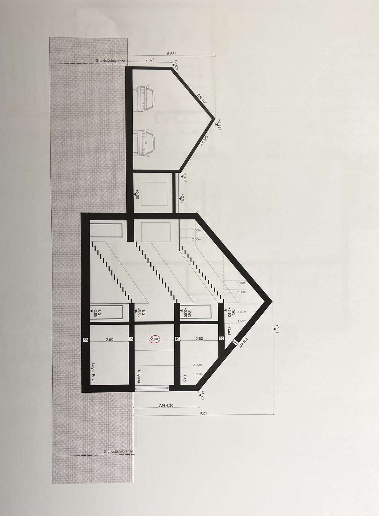 Grundriss eines Gebäudes mit Garage (2 Stellplätze) und mehreren Räumen, Maßlinien.