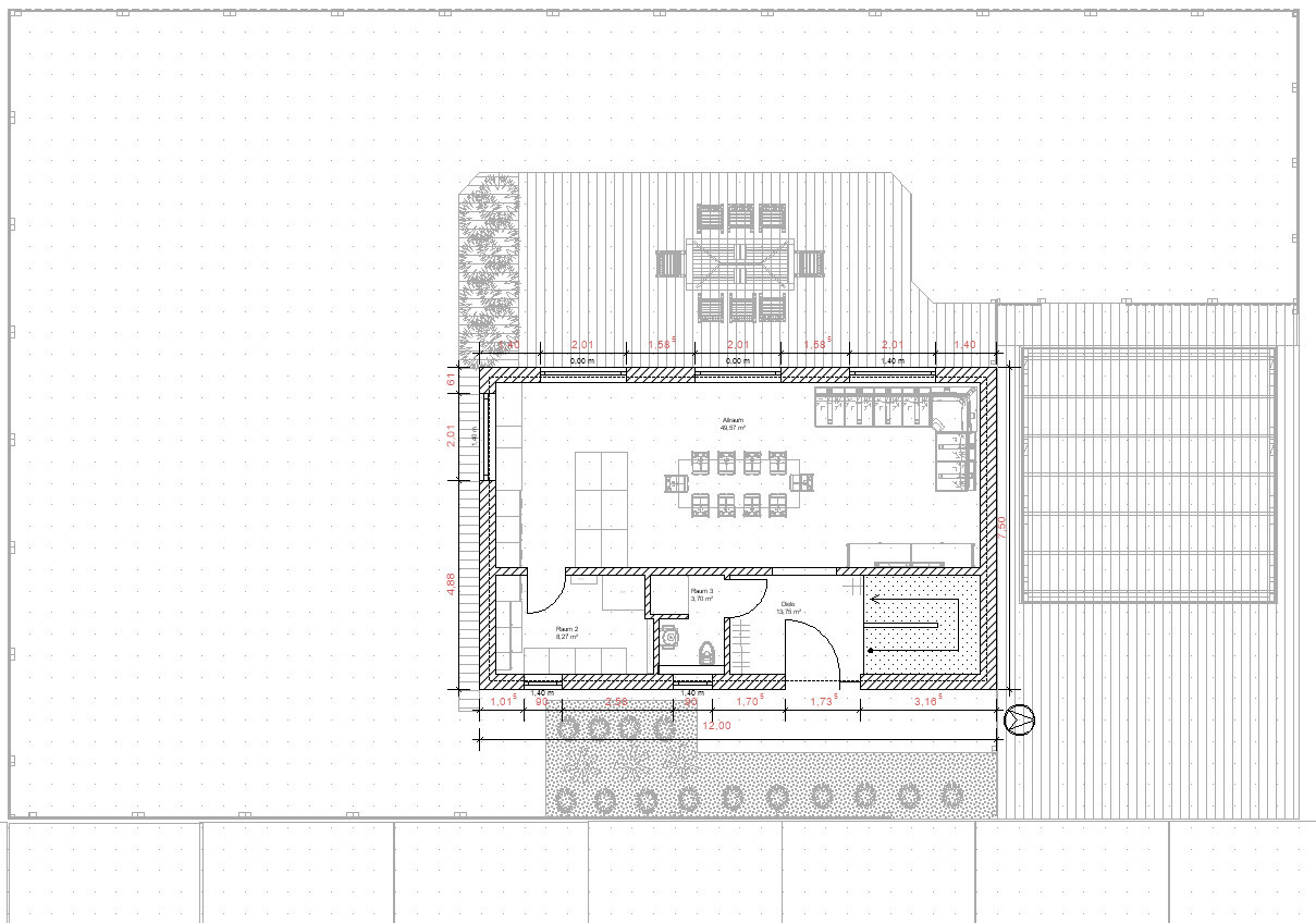 Grundriss eines Gebäudes: großer Veranstaltungsraum mit Tischen, Küchenbereich, Nebenräumen und Terrasse