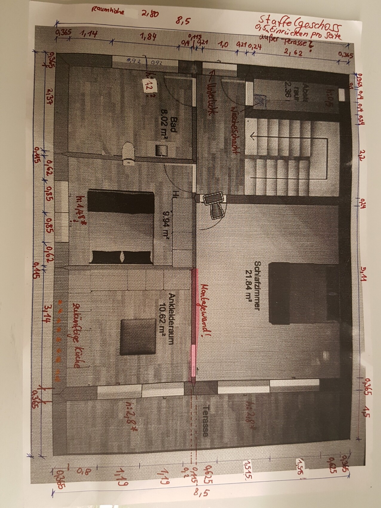 Grundriss eines Hauses mit Terrasse, mehreren Zimmern (Schlafzimmer, Bad, Arbeitszimmer) und Maßangaben.