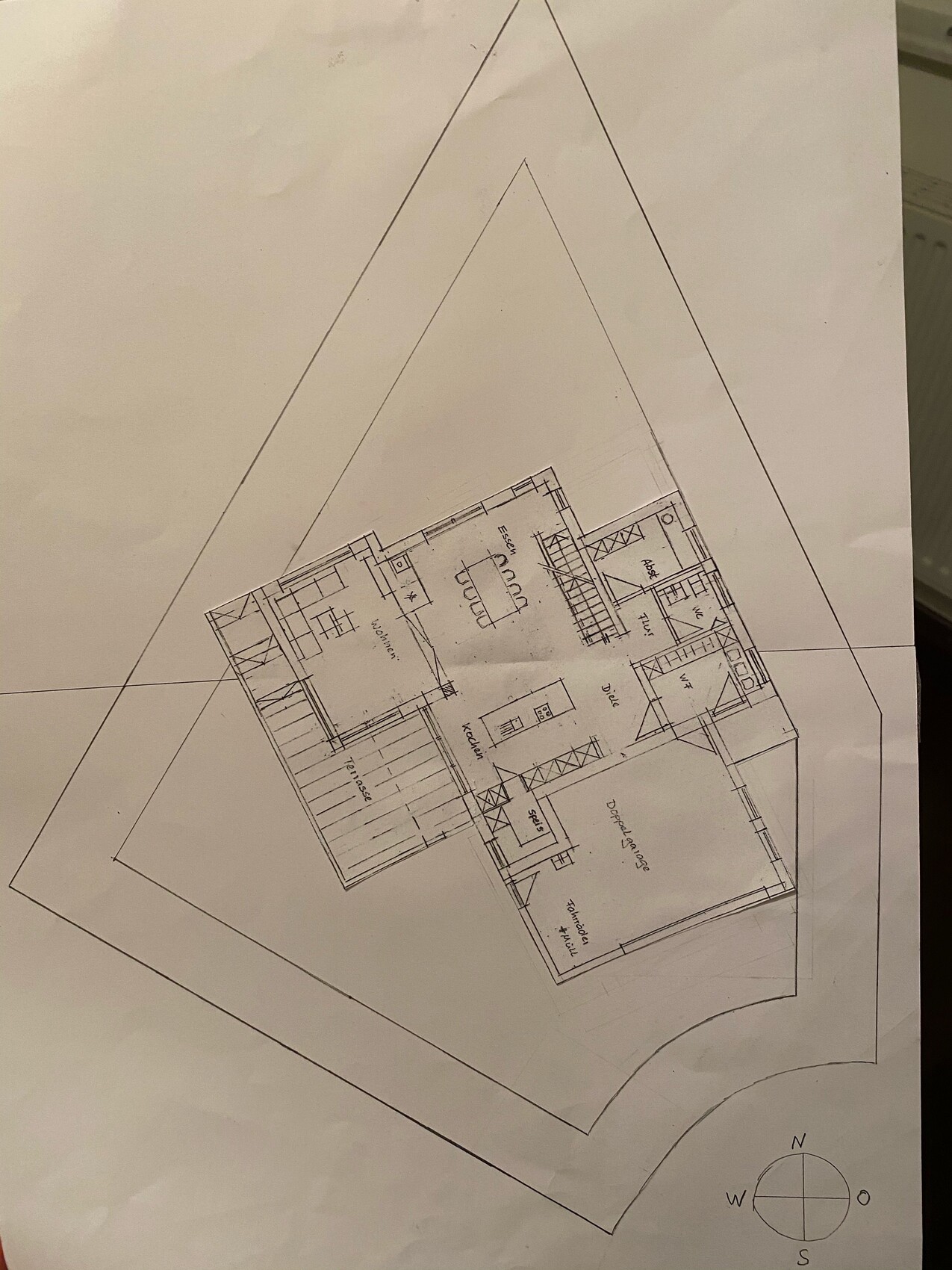 Grundriss eines Einfamilienhauses mit Doppelgarage, Küche, Esszimmer und Wohnzimmer.