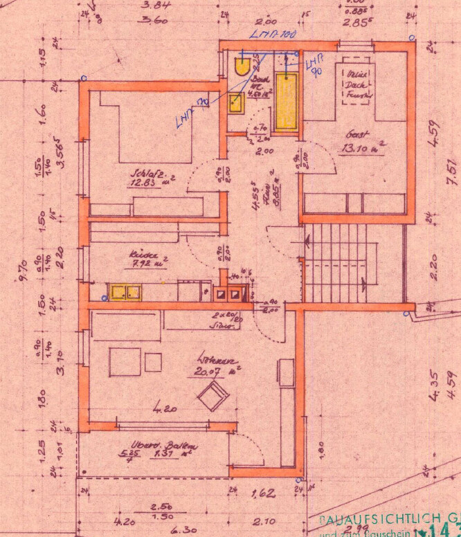 Grundriss eines Hauses mit Zimmern, Treppe und Maßen in Rot/Orange Linien.