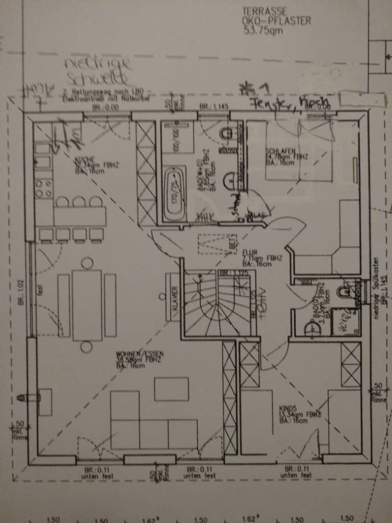 Grundriss eines Wohnhauses: Küche, offener Wohnen-Essbereich, Bad, Flur, Schlafzimmer, Kinderzimmer.