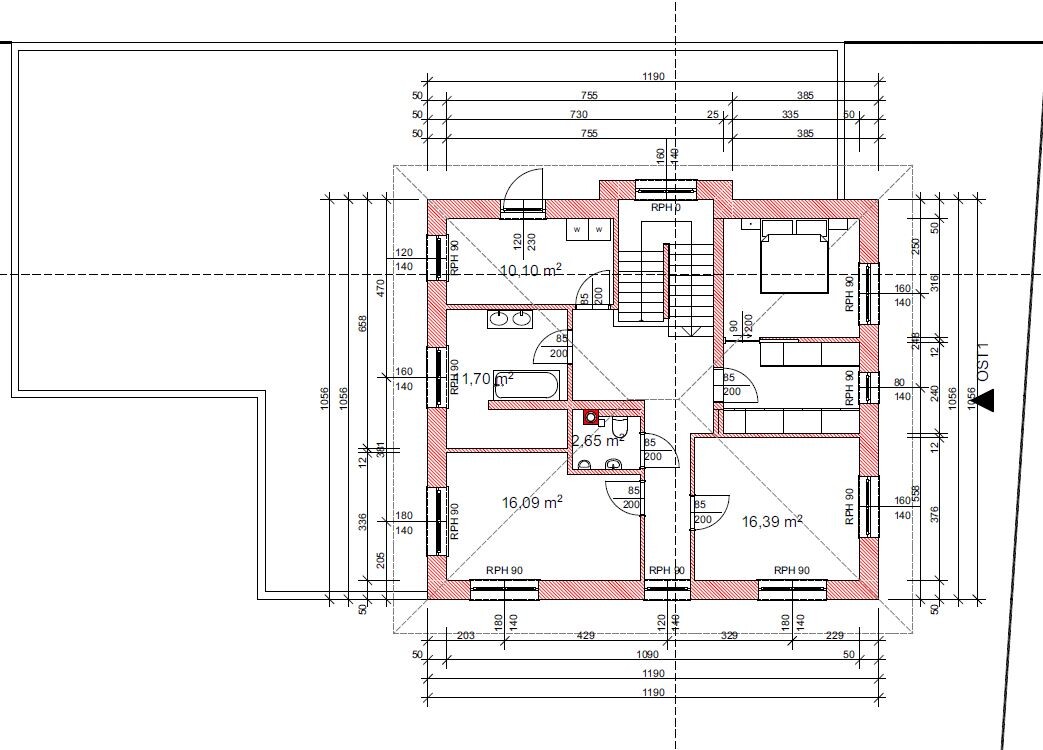 Grundriss eines Hauses mit rot markierten Wänden, Zimmern, Treppenhaus, Bad und Küche.