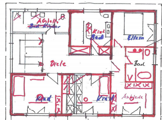Handgezeichneter Grundriss eines Hauses mit mehreren Zimmern, Türen und Möbeln in Rot und Blau.