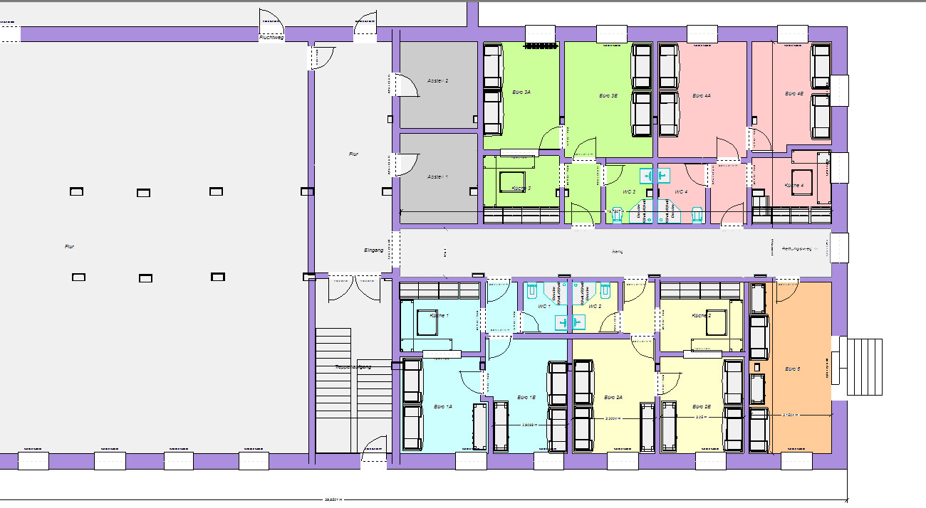 Grundriss eines Gebäudes: farbige Büros, Flure, Küche, WC, Treppen und Abstellräume.