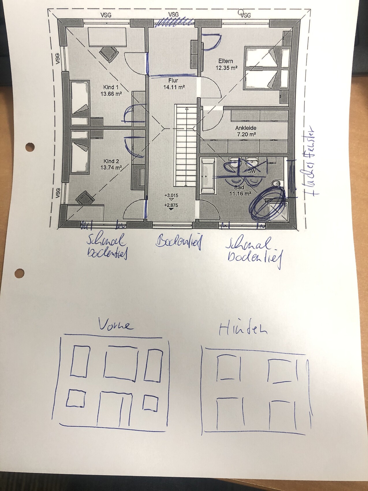 Grundriss eines Obergeschosses mit Elternzimmer, zwei Kinderzimmer, Flur, Bad und Ankleide.
