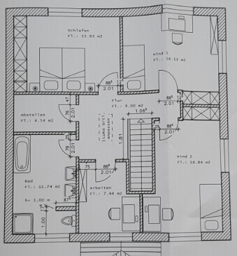 2D-Grundriss eines Hauses mit Schlafzimmer, Bad, Treppen und Arbeitsbereich