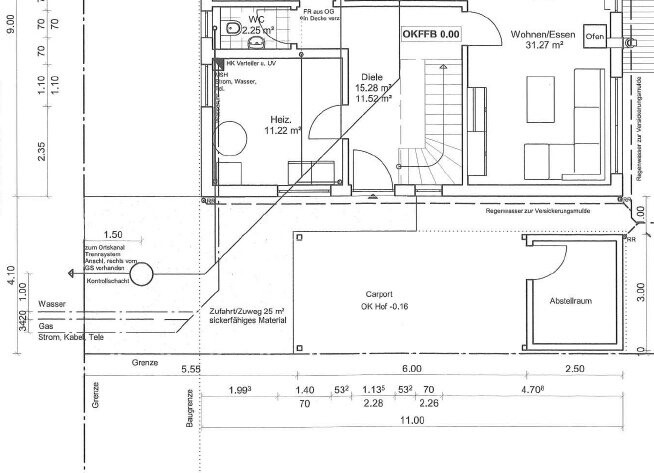 Grundriss eines Hauses mit Eingangsbereich Treppenhaus und Carport