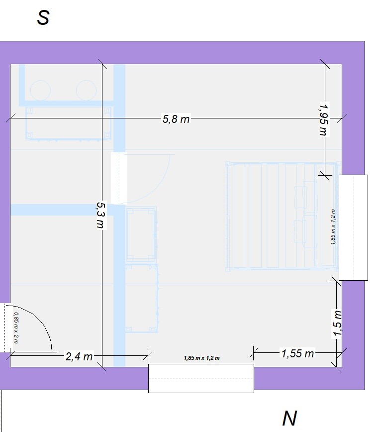 Grundriss eines Schlafzimmers mit Bett, Sitzbereich und Türen; Maße in Metern, Norden unten.