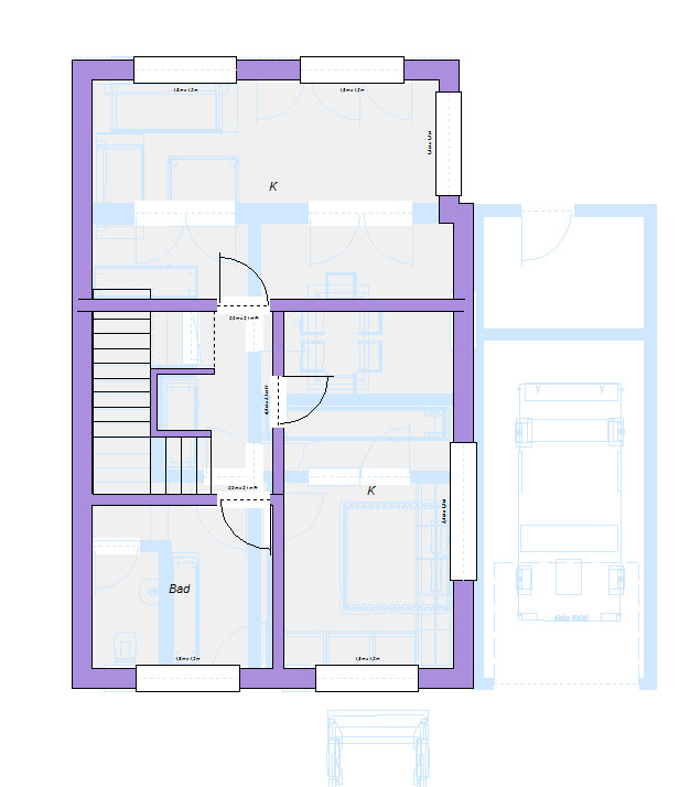 Grundriss eines Wohnhauses: Treppenhaus, Bad, zwei Küchen (K), Flure und angrenzende Garage.