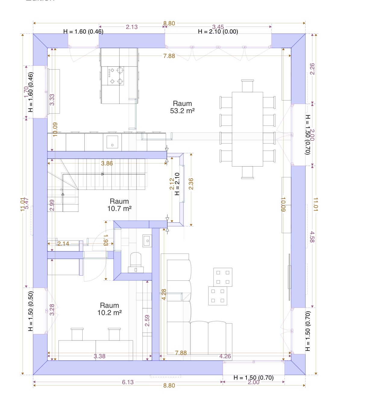 Grundriss eines Hauses: Küche, Essbereich, Wohnzimmer, Treppenhaus, Räume mit Maßangaben.