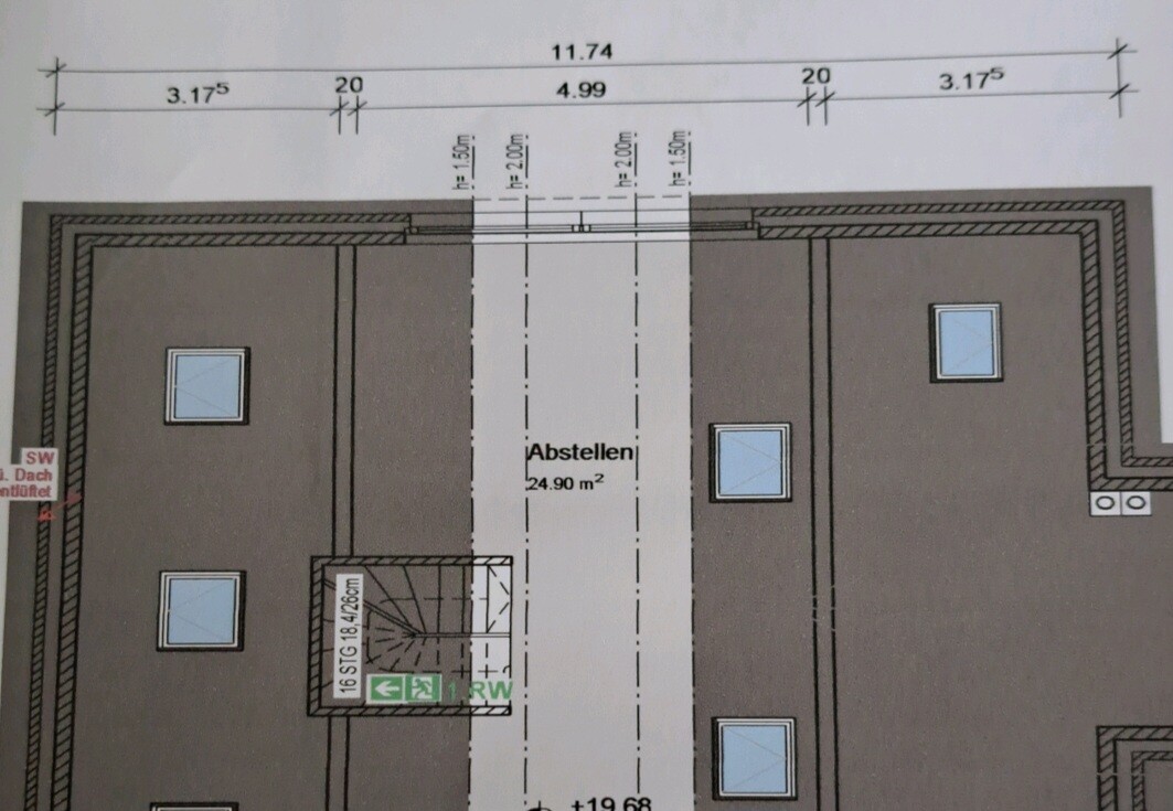 Grundriss eines Gebäudes: zentraler Abstellraum (24,90 m²) mit Treppenhaus und Fenstern.