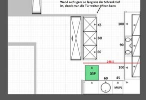 Grundrissplan eines Hauses mit Wänden, Türen, Treppen und Raumaufteilung.