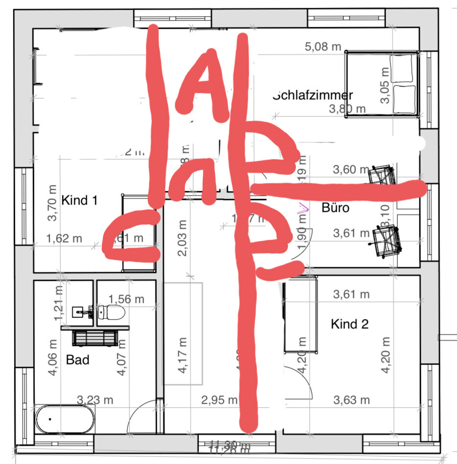 Grundriss einer Wohnung mit zwei Kinderräumen, Bad, Büro und Schlafzimmer; rote Markierung.