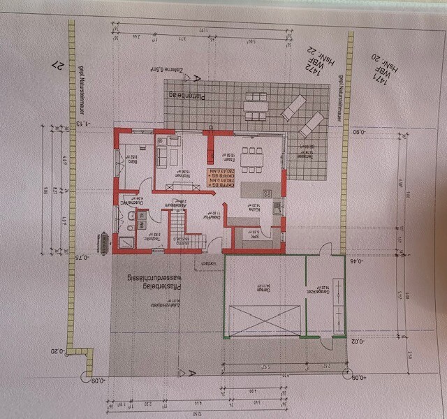 Grundriss eines Einfamilienhauses mit Wohnzimmer, Küche, Bad, Schlafzimmern, Terrasse und Garage.