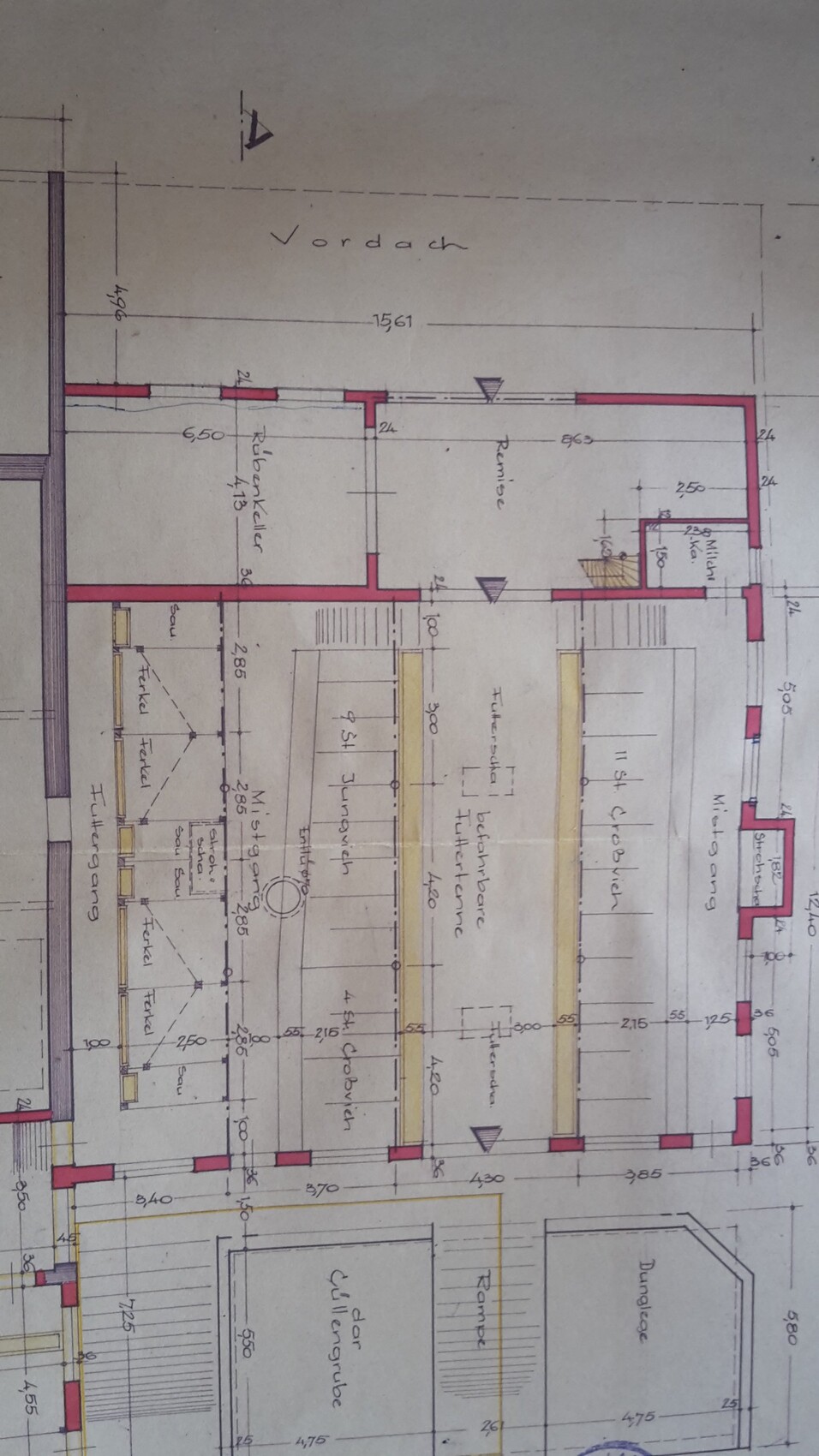 Architektur-Grundriss eines Gebäudes: Zimmeraufteilung, Maße und Wandmarkierungen.