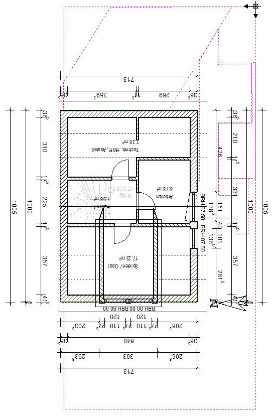 Grundriss eines Wohnhauses mit Innenwänden, Türen, Fenstern und Maßangaben.