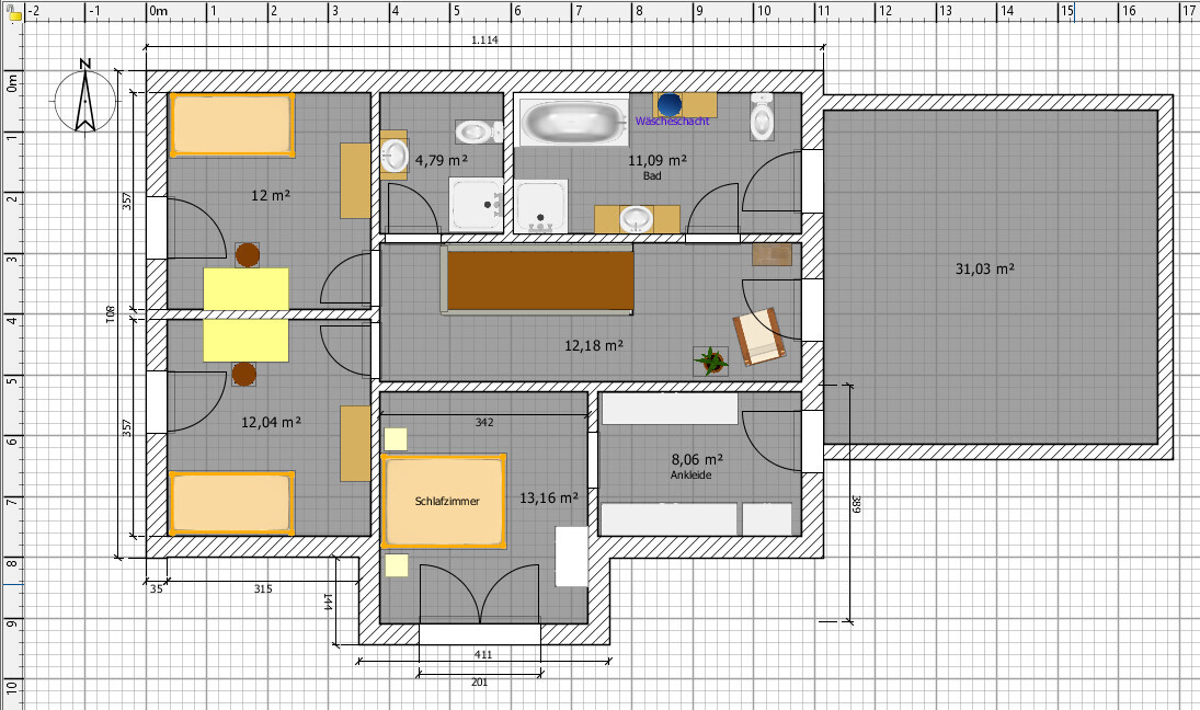 Grundriss eines Hauses: drei Schlafzimmer, Bad, Ankleide, Flur, Wohn- und Essbereich, große Garage.