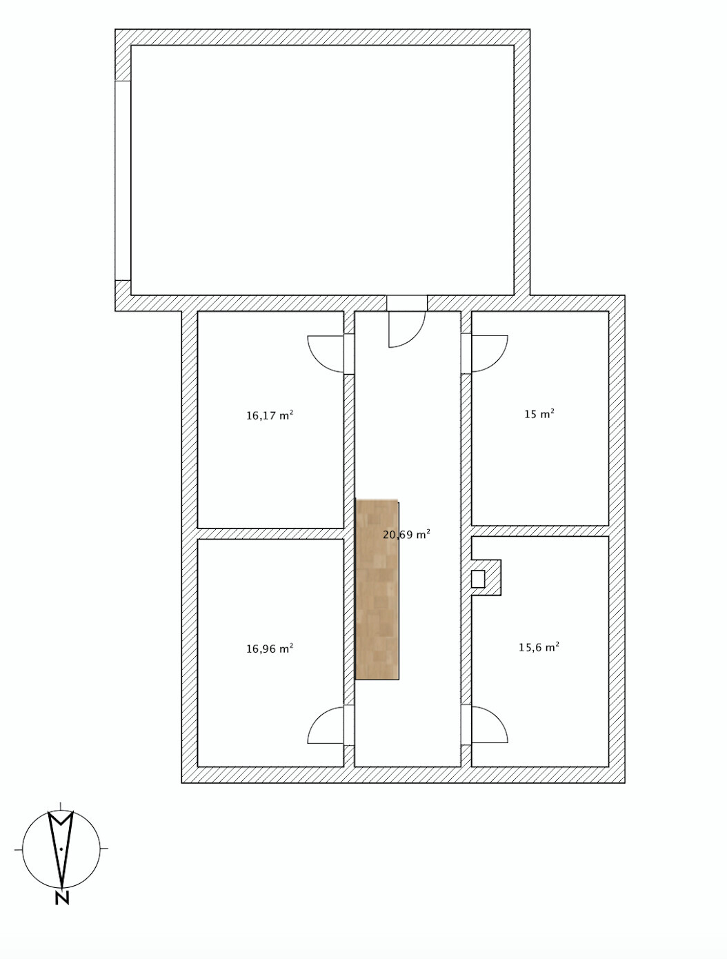Grundriss eines Gebäudes mit mehreren Räumen um einen zentralen Gang; Holzbalkenblock in der Mitte.