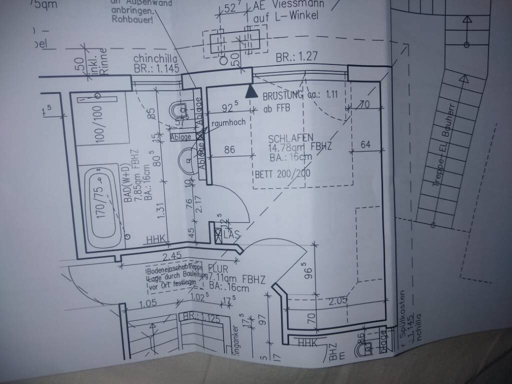 Grundriss einer Wohnung: Schlafzimmer, Bad und Flur, mit Maßlinien.