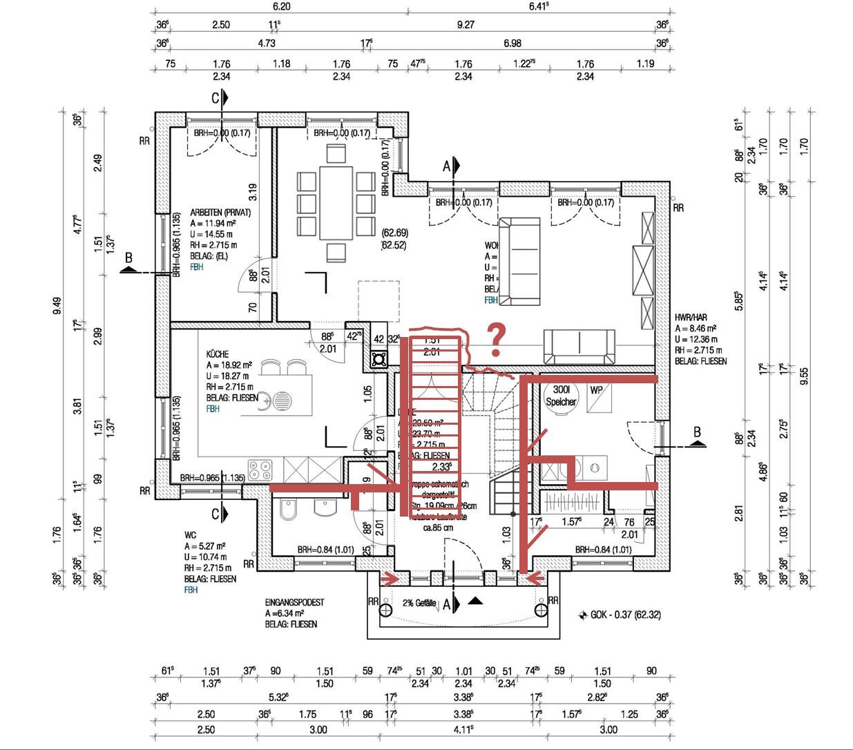 Grundriss eines Wohnhauses: Küche, Bad, Wohnzimmer; zentrale Treppe mit roter Markierung.