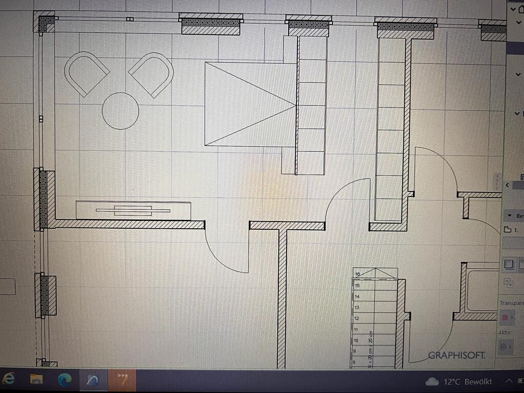 Grundriss eines Wohnraums mit Lounge-Ecke (Stühle um runden Tisch) und Treppe.