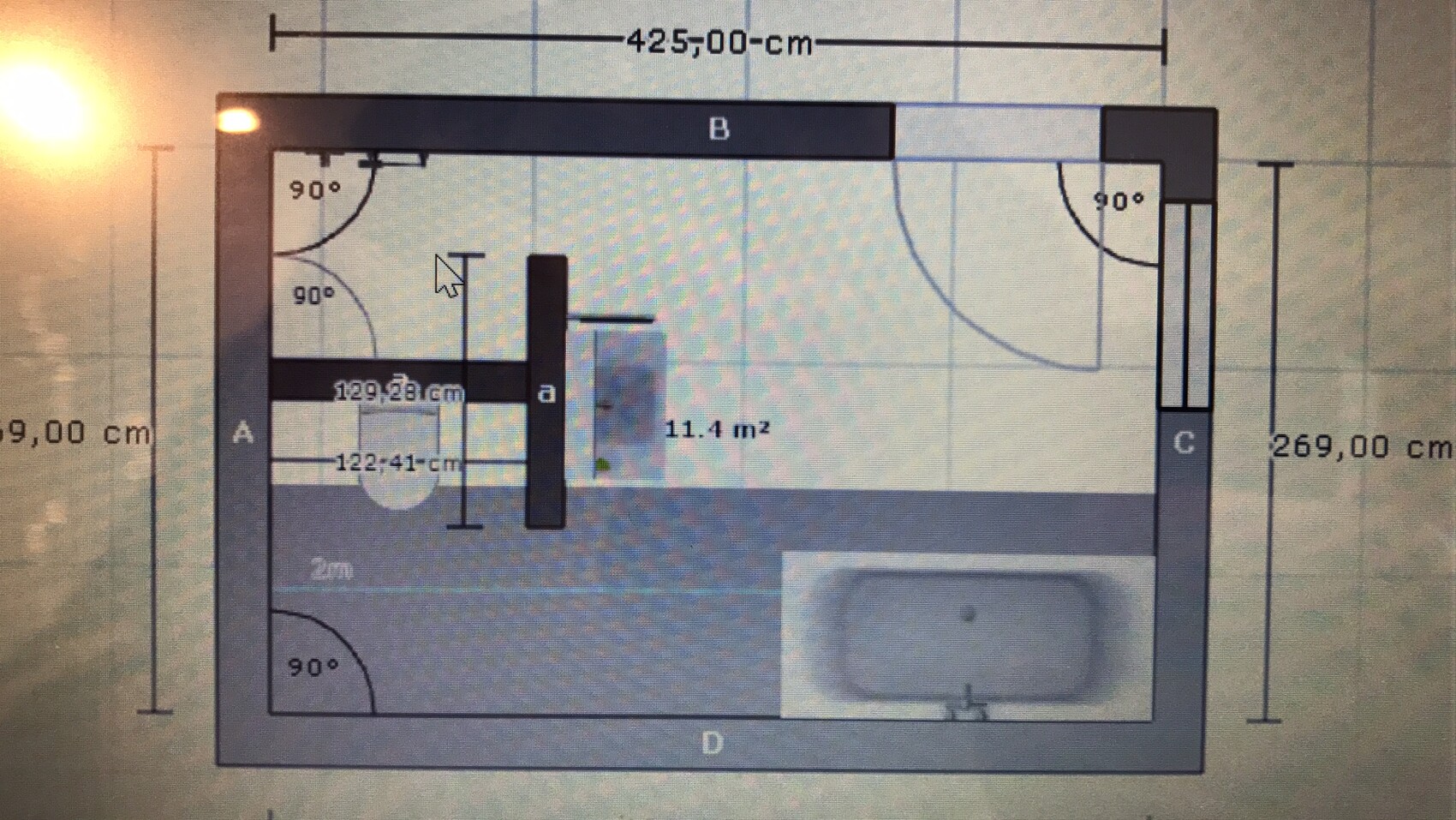 2D-Grundrissplan eines Badezimmerbereichs mit Badewanne, Türen und Maßlinien