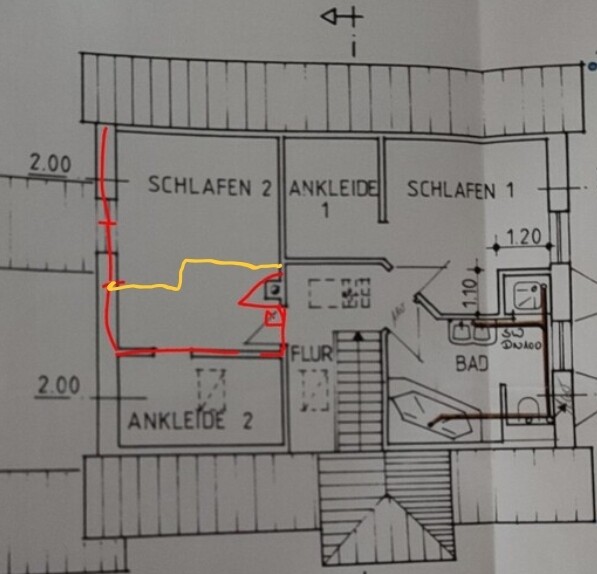 Grundrissplan eines Schlaf- und Ankleidebereichs mit Flur; rote Linien markieren Bereiche.