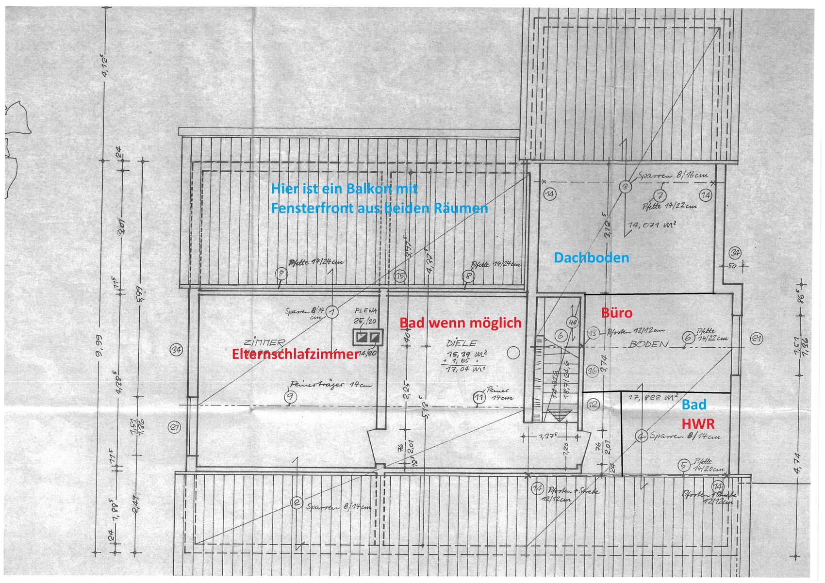 Grundrissplan eines Hauses mit Elternschlafzimmer, Bad, Büro und Balkon