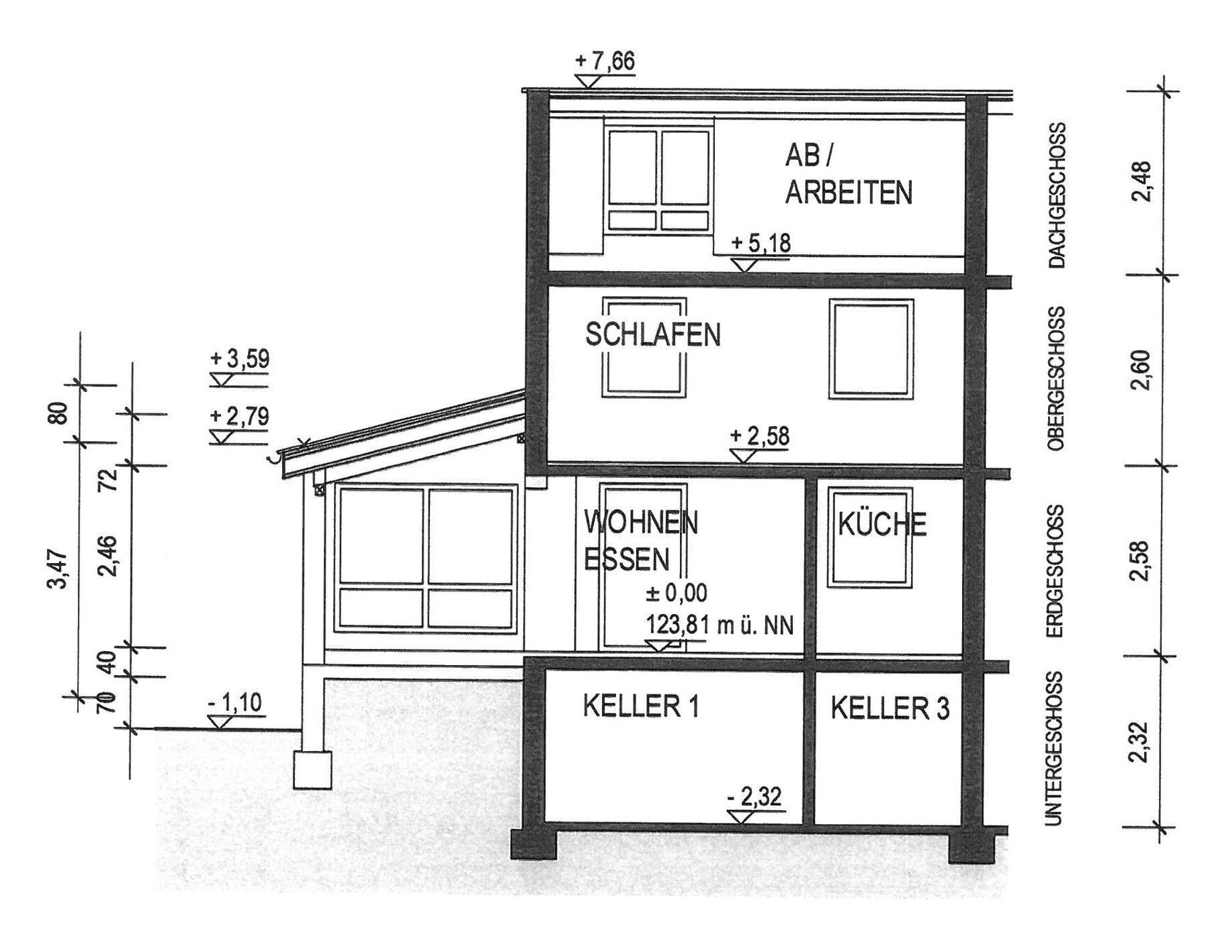 Schnitt durch mehrstöckiges Haus mit Wohnen, Essen, Küche, Schlafen, Keller und Dachgeschoss