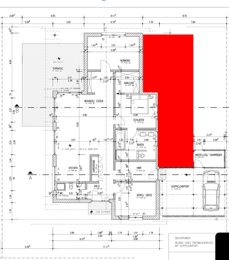 Grundriss eines Hauses mit Terrasse, Wohnzimmer, Küche, Schlafzimmer, Bad, HWR; roter Balken rechts.