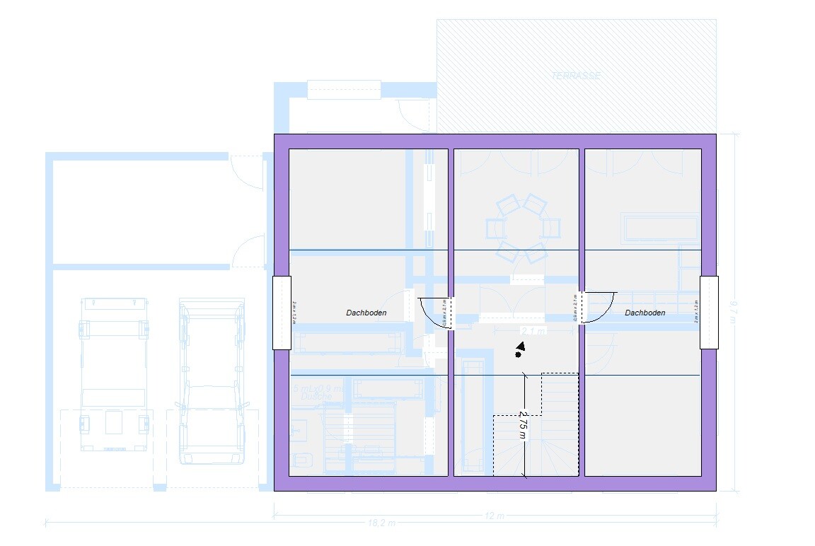 Grundriss eines Hauses mit Garage für zwei Autos, Dachboden, Treppe und Terrasse.
