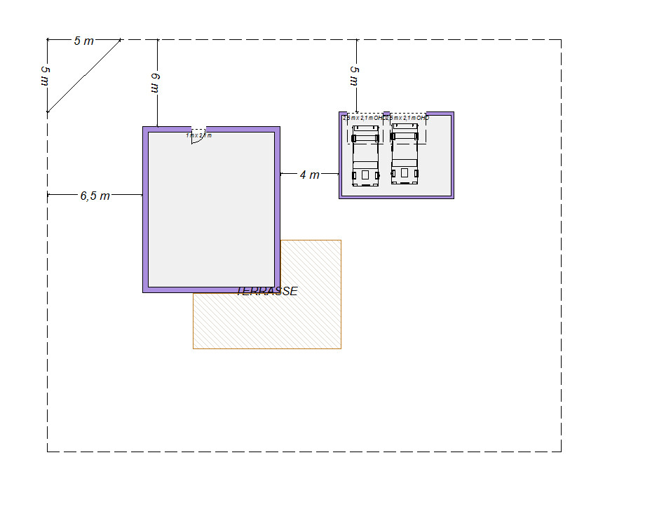Grundstücksplan: äußere Grenze, links Haus mit Terrasse, rechts Gebäude mit zwei Fahrzeugen.