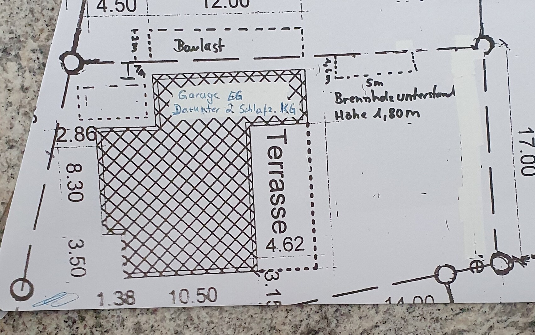 Grundrissplan eines Hauses mit Garage im EG und Terrasse rechts; Maße in Metern.