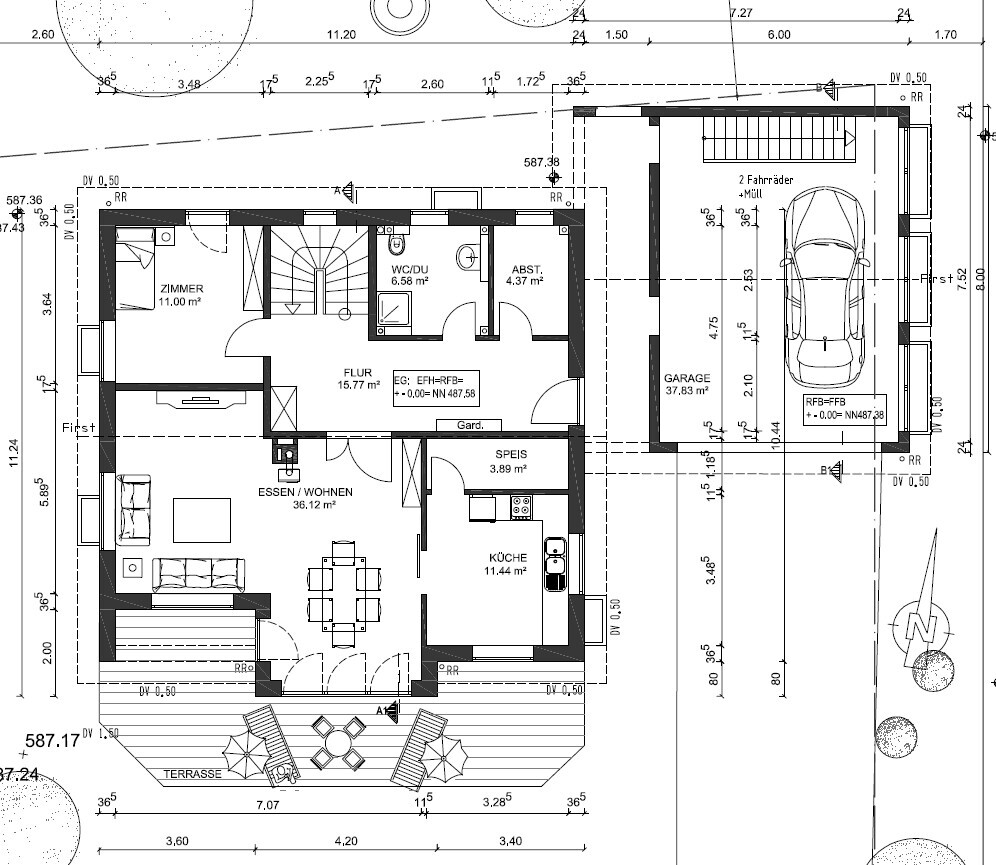 Grundriss eines Hauses mit Garage, Wohn-/Essbereich, Küche, Flur, Bad, Terrasse.