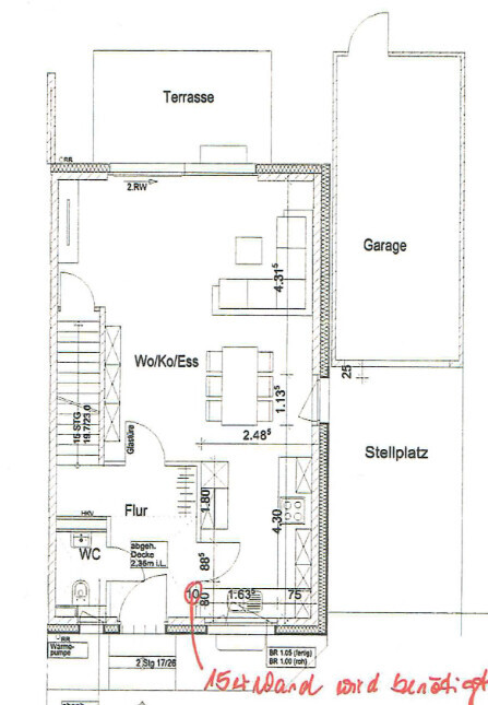 2D-Grundriss eines Hauses mit Terrasse, Wohnzimmer, Flur, WC und Garage