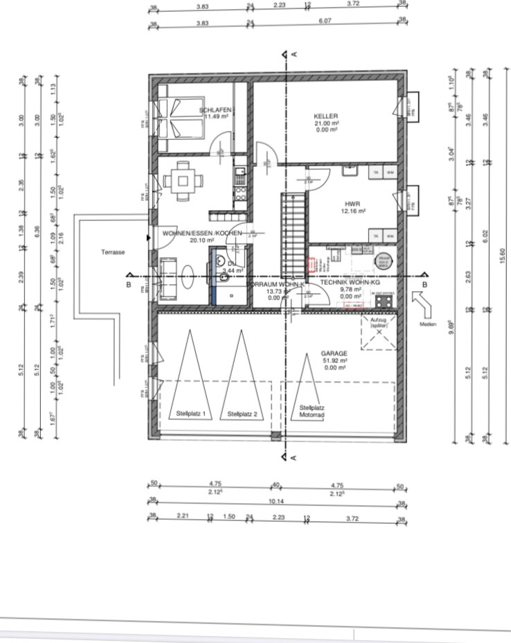 Grundriss eines Hauses mit Wohnzimmer, Küche, Schlafzimmer, Garage und Terrasse.