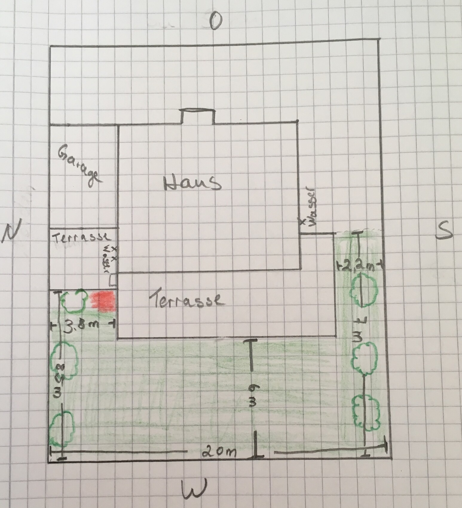 Grundrissplan: Haus in Mitte, Garage links, Terrasse unten, Garten mit Bäumen ringsum.