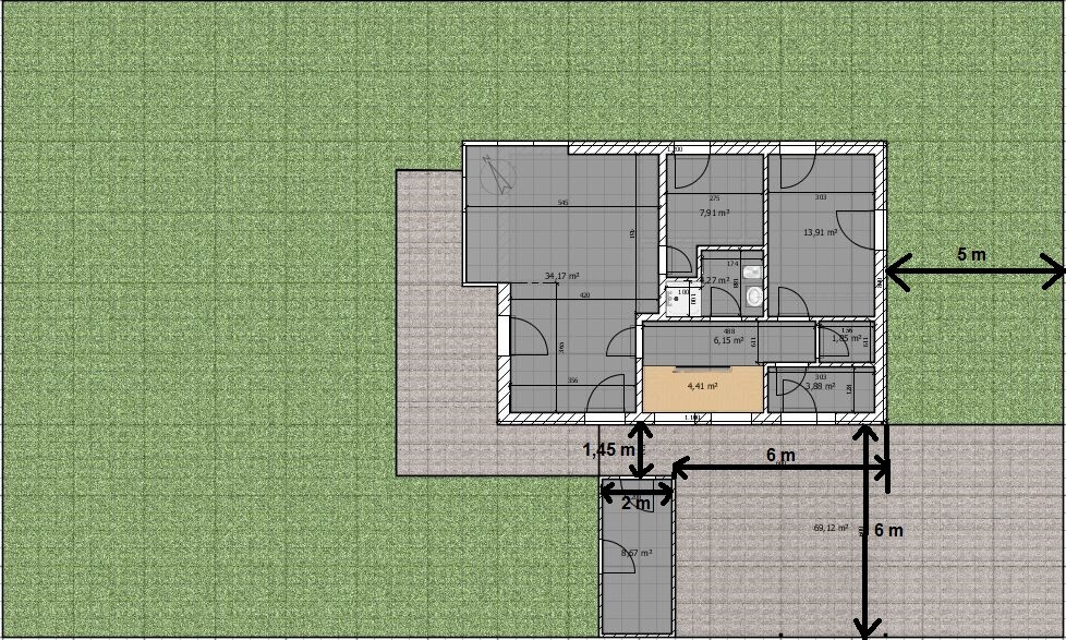 Grundrissplan eines Hauses mit Garten und Terrasse, detaillierte Maße sichtbar.