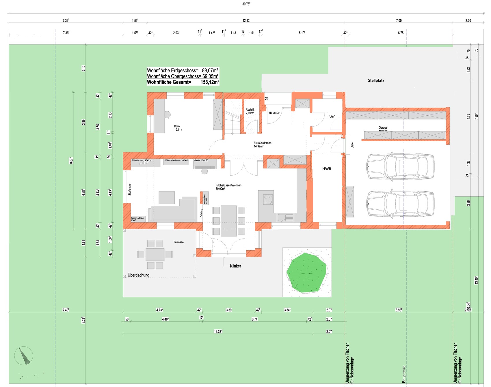 Grundrissplan eines Hauses mit Wohnzimmer, Küche, Garage, Terrasse und Garten.