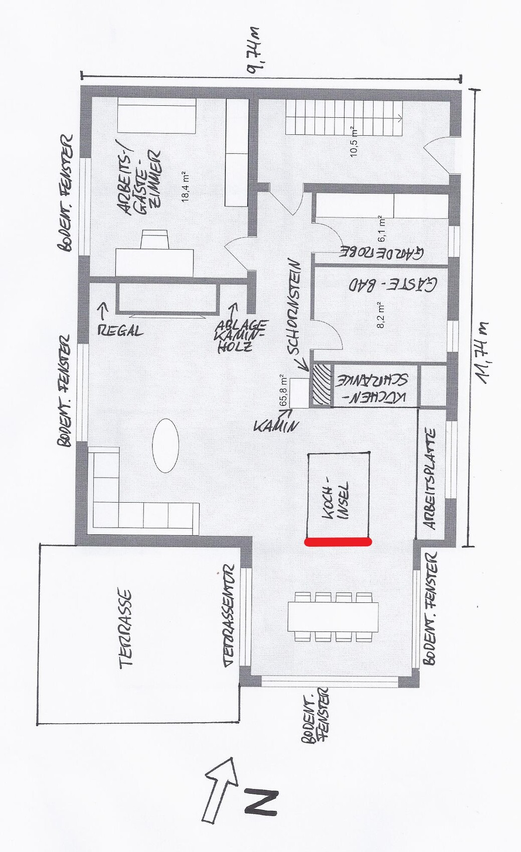 Grundriss eines Hauses mit Terrasse, Kamin, Wohnzimmer und Eingängen