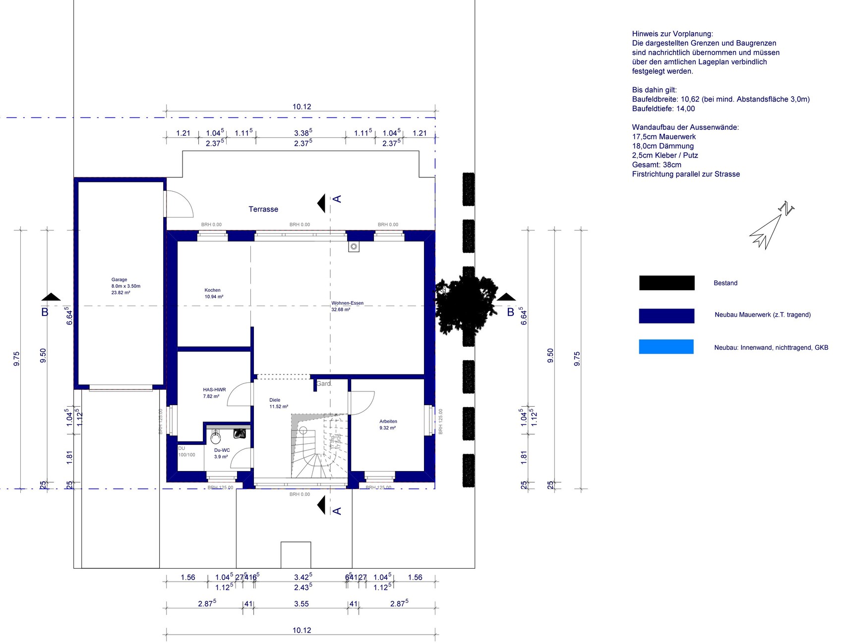 Grundriss eines Hauses mit Terrasse, Garage, Küche, Wohnen/Essen, Diele und Treppenhaus.