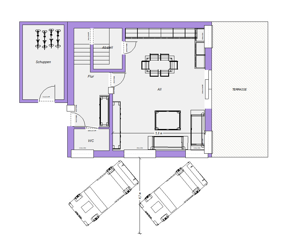 Grundriss eines Hauses: Wohnbereich mit Essecke, Terrasse, WC, Schuppen, zwei Autos davor.