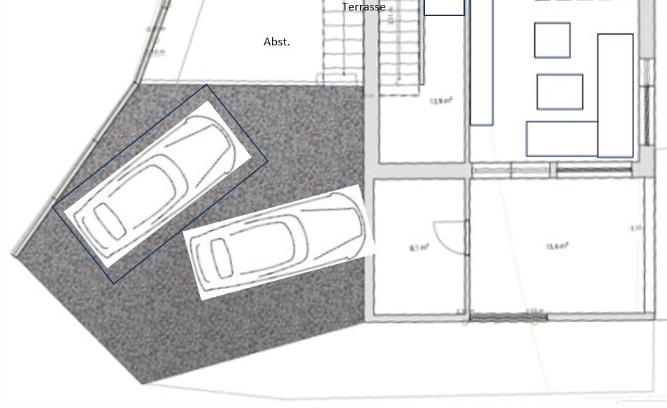 Grundriss eines Hauses: zwei geparkte Autos in einem Hofbereich neben Zimmern und Terrasse.