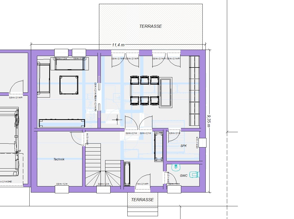 Grundriss eines Hauses mit Terrasse, Wohnzimmer mit Sofa, Essbereich, Technikraum und Treppenhaus.