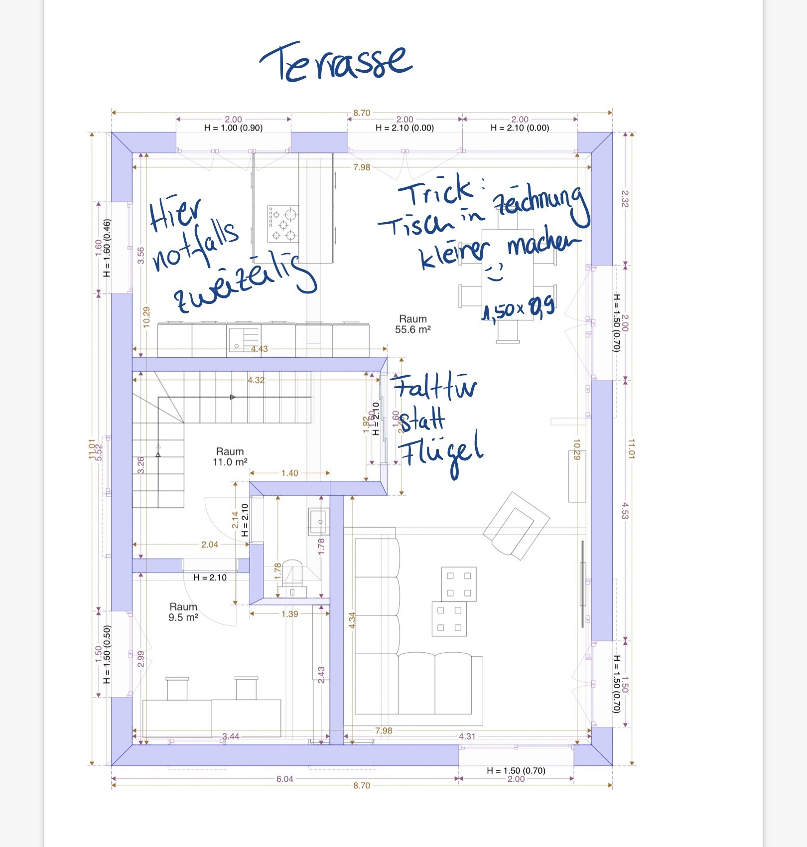 Grundrissplan eines Wohnraums mit Terrassenbereich, Möbeln, Maßangaben und handschriftlichen Notizen.