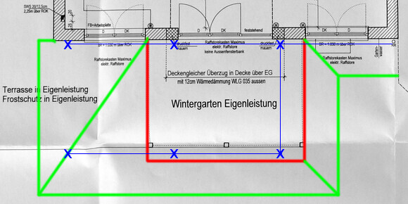 Grundriss mit farbigen Linien: grün Außenrand, rot Innenbau, blau Wintergarten/Terrasse.