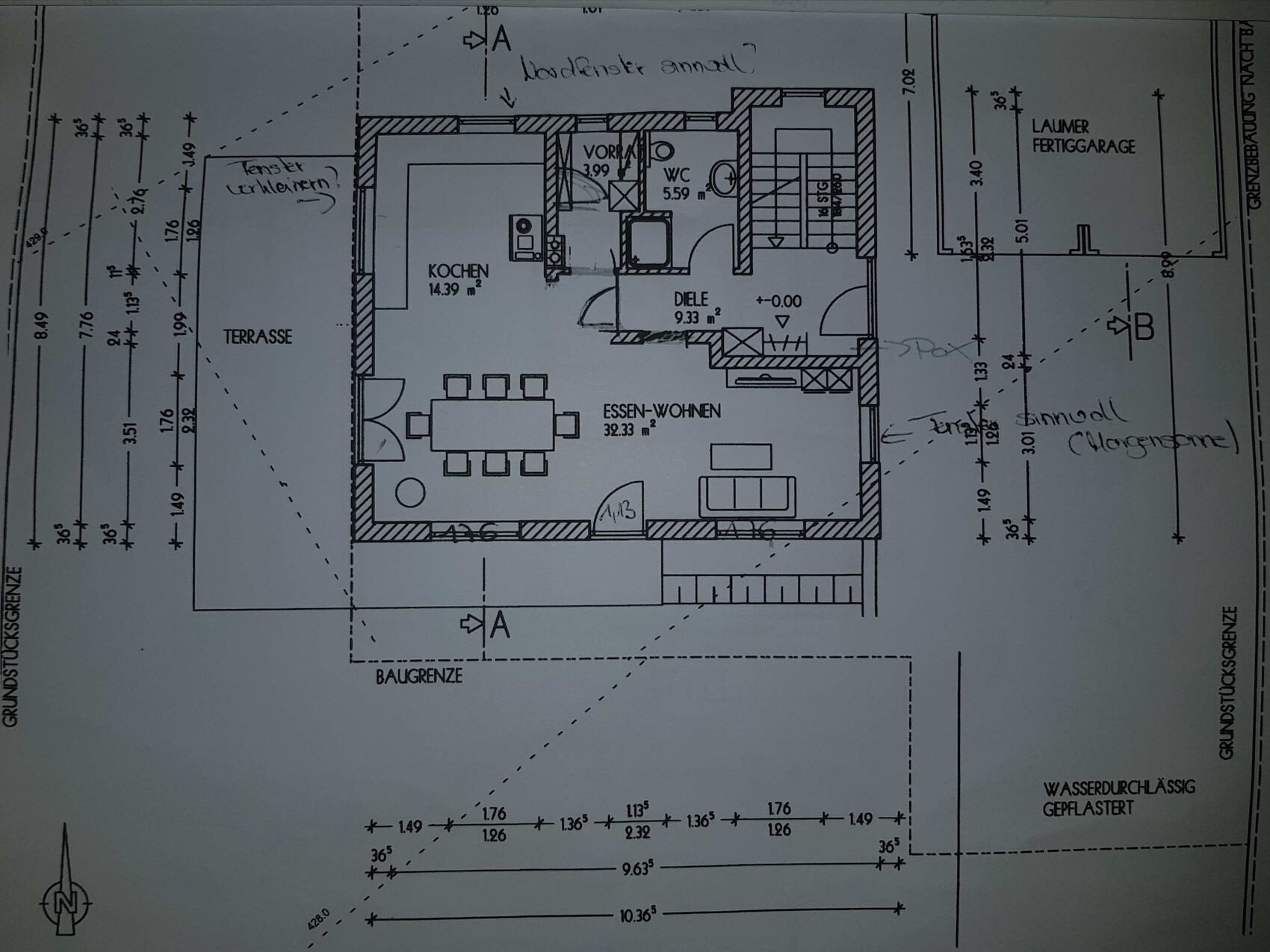 Grundrissplan eines Hauses mit Küche, Wohnen und Terrasse