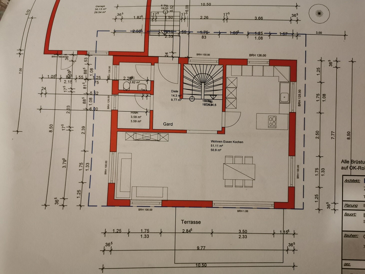Grundriss Erdgeschoss eines Hauses: Küche/Essbereich, Wohnen, Diele, Garderobe, Treppe, Terrasse.